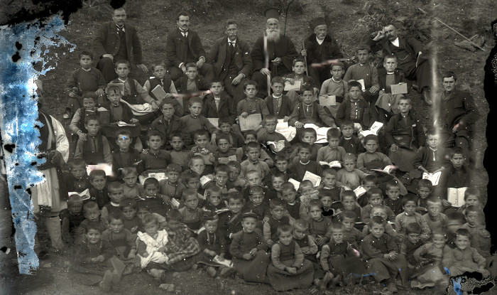 Μαθητές του ρουμάνικου σχολείου Αβδέλλας, 1899. Αδελφοί Μανάκια