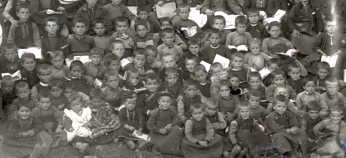 Μαθητές του ρουμάνικου σχολείου Αβδέλλας, 1899. Αδελφοί Μανάκια