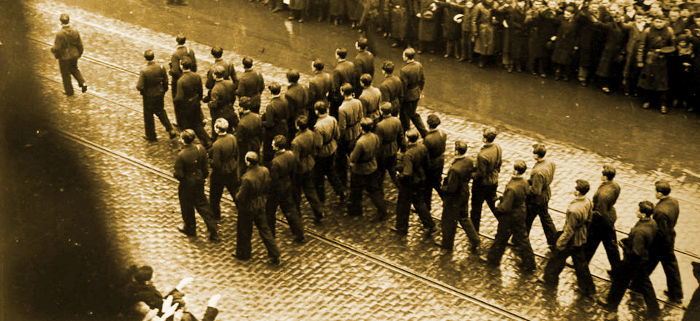Παρέλαση τμήματος της Σιδηράς Φρουράς σε μορφή σταυρού την ημέρα της κηδείας των δύο μελών της, Ion Mota και Vasile Marin, που έπεσαν στον ισπανικό Εμφύλιο στο πλευρό των Ισπανών εθνικιστών. (πηγή: Εθνικά Αρχεία Ρουμανίας)