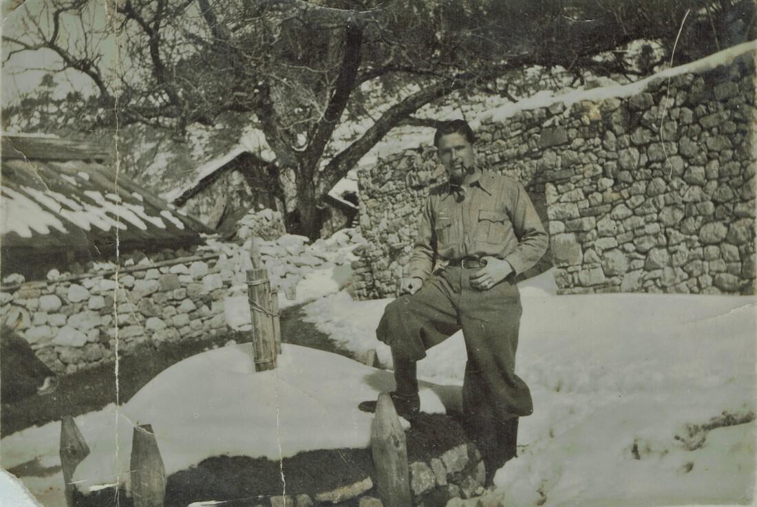 Ο διοικητής Tonino Fregni δίπλα σε ένα αυτοσχέδιο μνημείο μπροστά από την Καραμπινιερία (Βοβούσα, 22/2/1943). © Fernando Manuel Doval Fregni