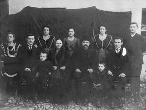 Αναμνηστική φωτογραφία που απεικονίζει τον Απόστολο Χατζηγώγο και τη Ζωή Καπρίνη με τα παιδιά τους, στη Βέροια γύρω στα 1905.