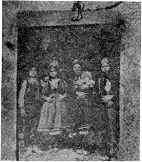 Εικ. 15. Ηλικιωμένη με το «πεσκίρι» στην άκρη δεξιά (φωτογρ. του 1909)