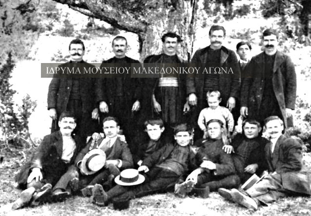 Αναμνηστική φωτογραφία που απεικονίζει μια παρέα στα πεύκα, στο Ξηρολίβαδο Ημαθίας, μετά το 1912