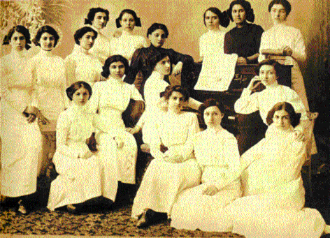 Απόφοιτες του Ζαππείου Παρθεναγωγείου του έτους 1911-12 φωτογραφίζονται με την καθηγητρια του πιάνου κατά την αποφοίτηση τους.