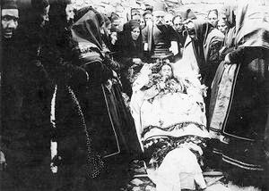 Φωτογραφία η οποία απεικονίζει κηδεία γυναίκας στο χωριό Βλαχογιάννι