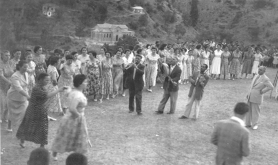 Κοινοτικός χορός γυναικών, διπλός - Κρανιά 1958,υπό την εποπτεία του Χοράρχη (Λεωνίδα Ζαραμπούκα). «Η κάθε μια στη θέση που της πρέπει»